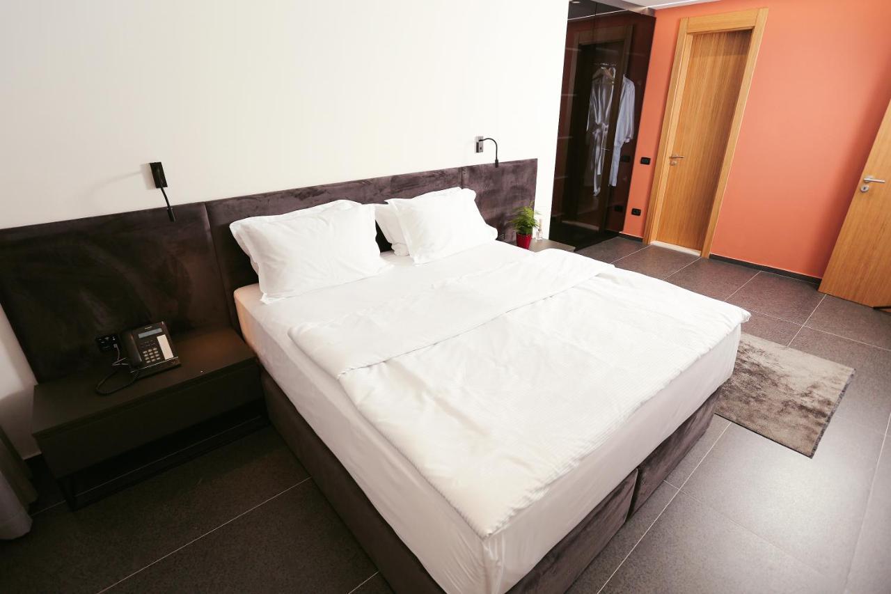 Hotel 12 Gjakova Экстерьер фото